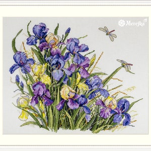 Puede incluir: Un patr&oacute;n de punto de cruz con un ramo de iris p&uacute;rpuras, azules y amarillas con dos lib&eacute;lulas. El patr&oacute;n se titula "Merejka".