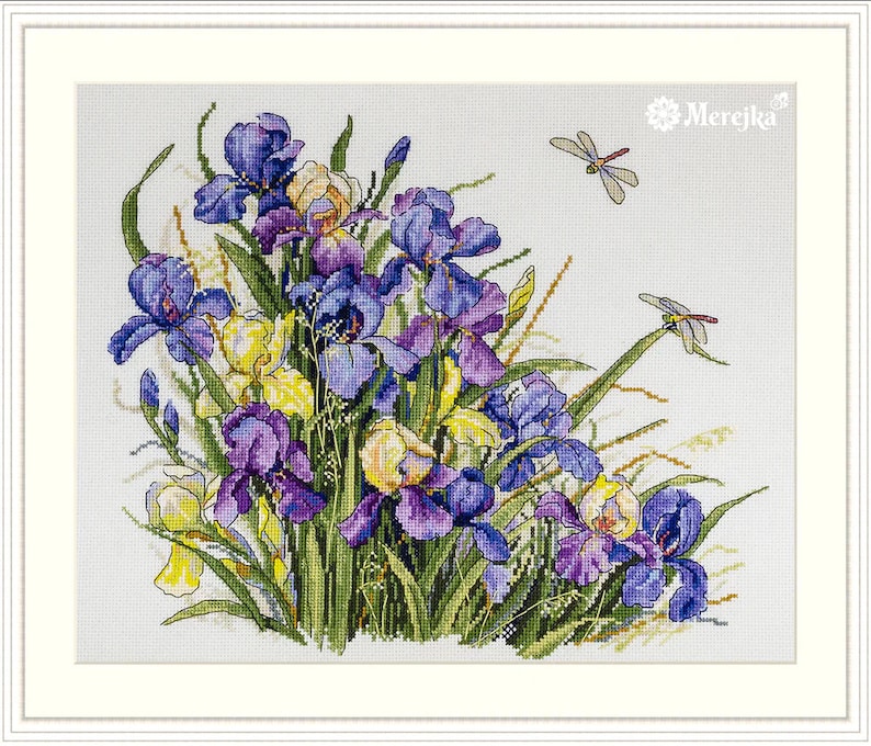 Puede incluir: Un patr&oacute;n de punto de cruz con un ramo de iris p&uacute;rpuras, azules y amarillas con dos lib&eacute;lulas. El patr&oacute;n se titula "Merejka".
