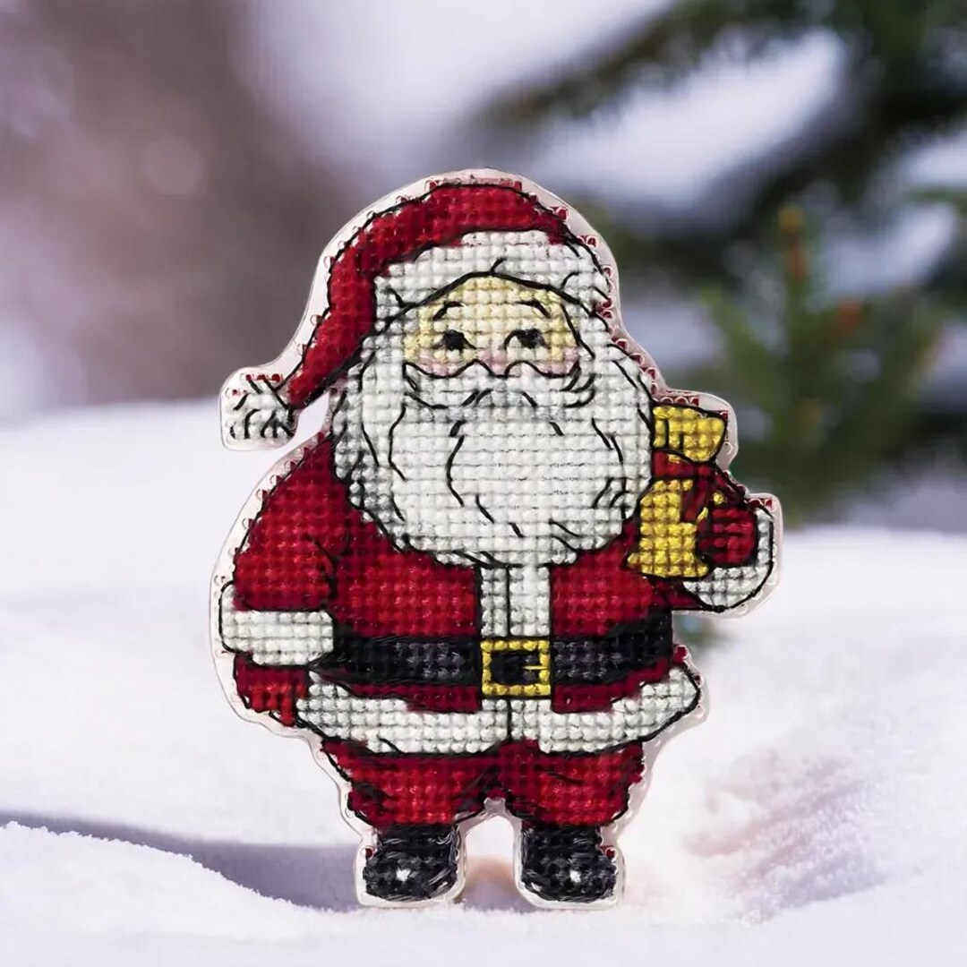 BANDAI SANTACLATCH クリスマスデザイン Santa Cross-stitch Kit on a Plastic Base. Holiday Embroidery Kit