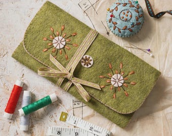Felt Sewing Roll Craft Kit – Handmade Embroidery Needle Case Organizer by Corinne Lapierre SEWRL1O
