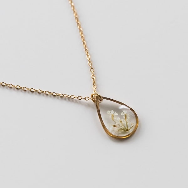 Kette „Malea Tropfen“ mit echten kleinen Blüten, Gold, Geschenk