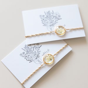 Goldenes Armband mit Anhänger Rund Gold mit weißen kleinen Blüten Geschenk Verpackung Geschenkkarte Freundschaftsarmband