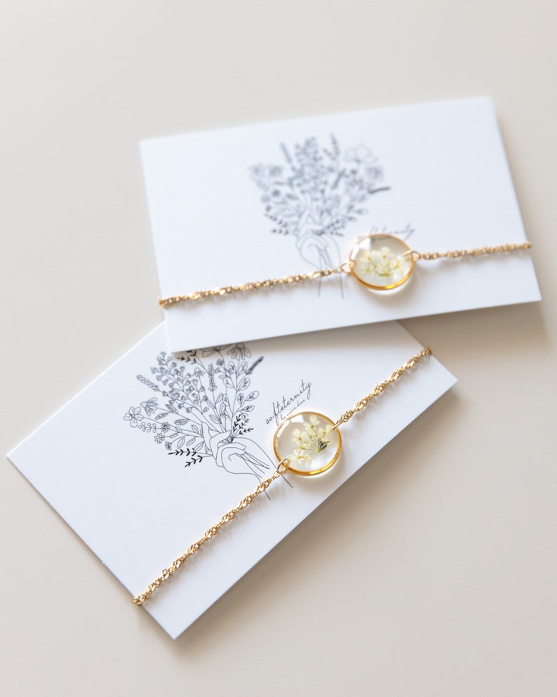 Goldenes Armband mit Anhänger Rund Gold mit weißen kleinen Blüten Geschenk Verpackung Geschenkkarte Freundschaftsarmband