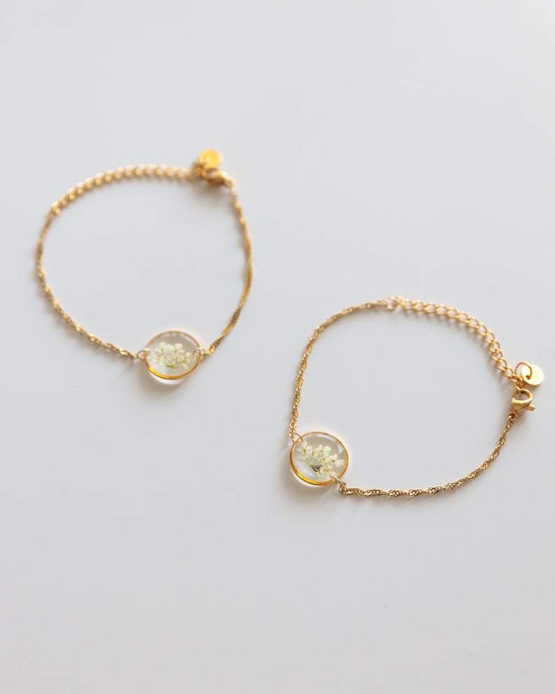 Goldenes Armband mit Anhänger Rund Gold mit weißen kleinen Blüten Geschenk Freundschaftsarmband