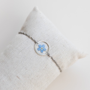 Vergissmeinnicht Schmuck Silbernes Armband mit Vergissmeinnicht Blüten in blau im runden Anhänger Detail handgemacht Freundschaftsarmband