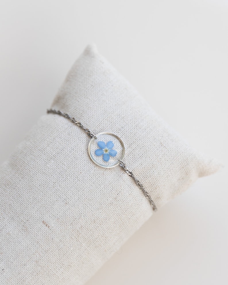 Vergissmeinnicht Schmuck Silbernes Armband mit Vergissmeinnicht Blüten in blau im runden Anhänger Detail handgemacht Freundschaftsarmband