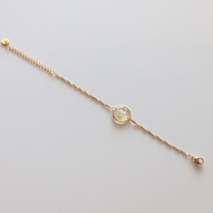 Goldenes Armband mit Anhänger Rund Gold mit weißen kleinen Blüten Geschenk Verpackung verstellbar