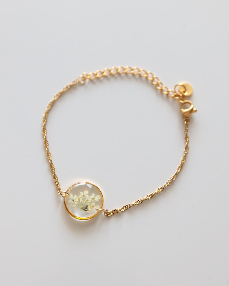 Goldenes Armband mit Anhänger Rund Gold mit weißen kleinen Blüten Geschenk Verpackung