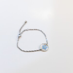 Vergissmeinnicht Schmuck Silbernes Armband mit Vergissmeinnicht Blüten in blau im runden Anhänger Detail handgemacht verstellbar