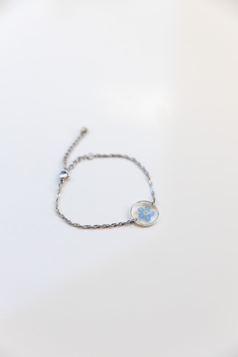 Vergissmeinnicht Schmuck Silbernes Armband mit Vergissmeinnicht Blüten in blau im runden Anhänger Detail handgemacht verstellbar