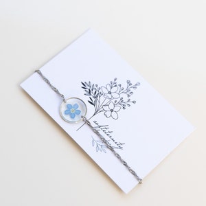 Silbernes Armband mit Vergissmeinnicht Blüten in blau im runden Anhänger Detail handgemacht Verpackung Geschenk Verpackung