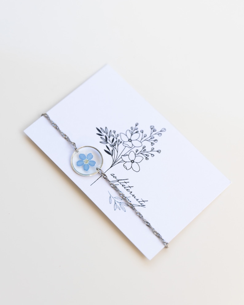 Silbernes Armband mit Vergissmeinnicht Blüten in blau im runden Anhänger Detail handgemacht Verpackung Geschenk Verpackung