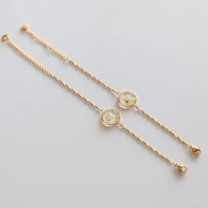 Goldenes Armband mit Anhänger Rund Gold mit weißen kleinen Blüten Geschenk Details