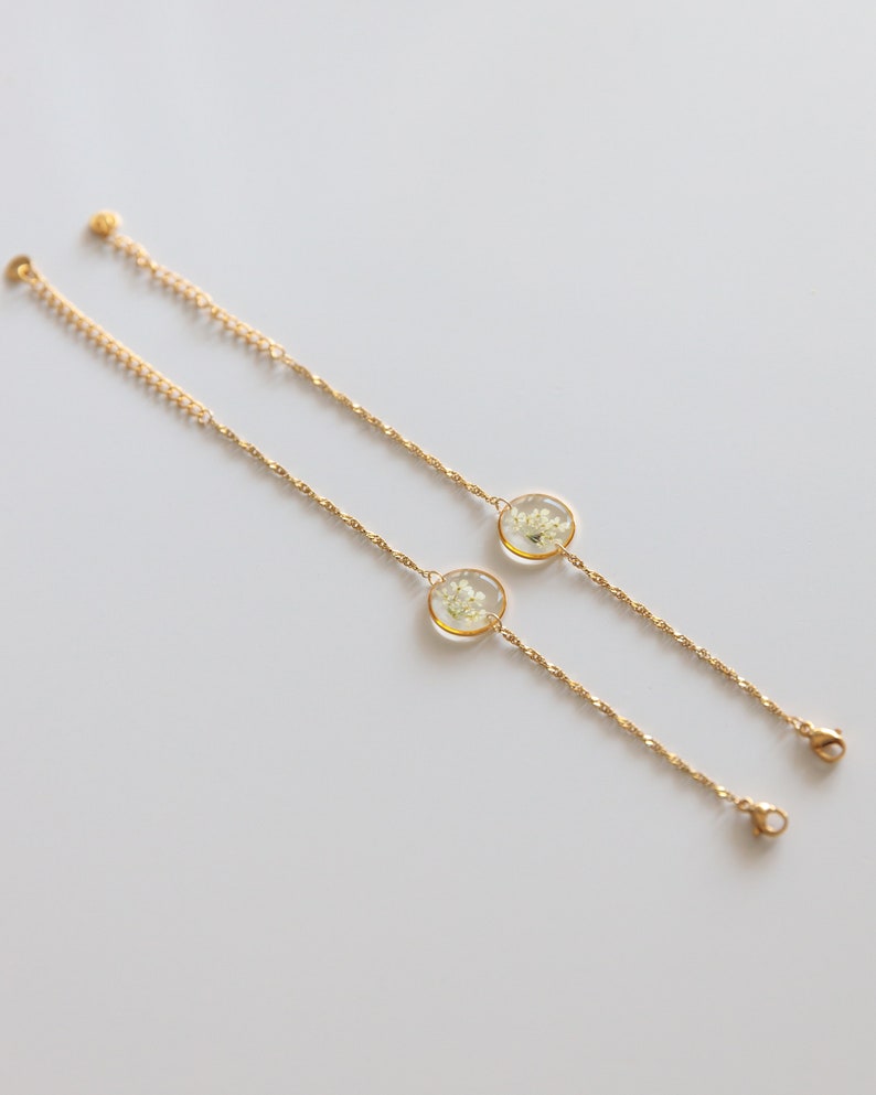 Goldenes Armband mit Anhänger Rund Gold mit weißen kleinen Blüten Geschenk Details