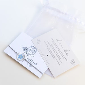 Silbernes Armband mit Vergissmeinnicht Blüten in blau im runden Anhänger Detail handgemacht Verpackung Geschenk Verpackung