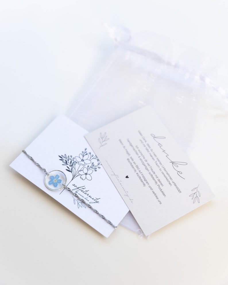 Silbernes Armband mit Vergissmeinnicht Blüten in blau im runden Anhänger Detail handgemacht Verpackung Geschenk Verpackung