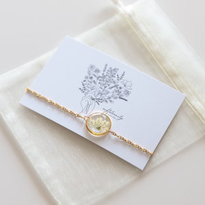 Goldenes Armband mit Anhänger Rund Gold mit weißen kleinen Blüten Geschenk Verpackung