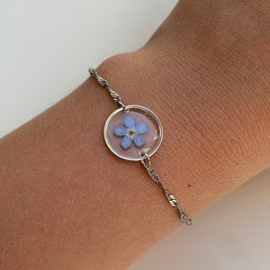 Vergissmeinnicht Schmuck Silbernes Armband mit Vergissmeinnicht Blüten in blau im runden Anhänger Detail handgemacht Tragebild