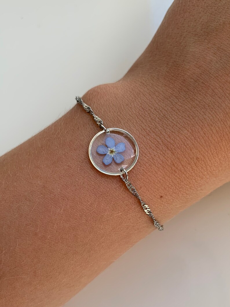 Vergissmeinnicht Schmuck Silbernes Armband mit Vergissmeinnicht Blüten in blau im runden Anhänger Detail handgemacht Tragebild