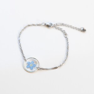 Vergissmeinnicht Schmuck Silbernes Armband mit Vergissmeinnicht Blüten in blau im runden Anhänger Detail handgemacht Verpackung verstellbar Freundschaftsarmband