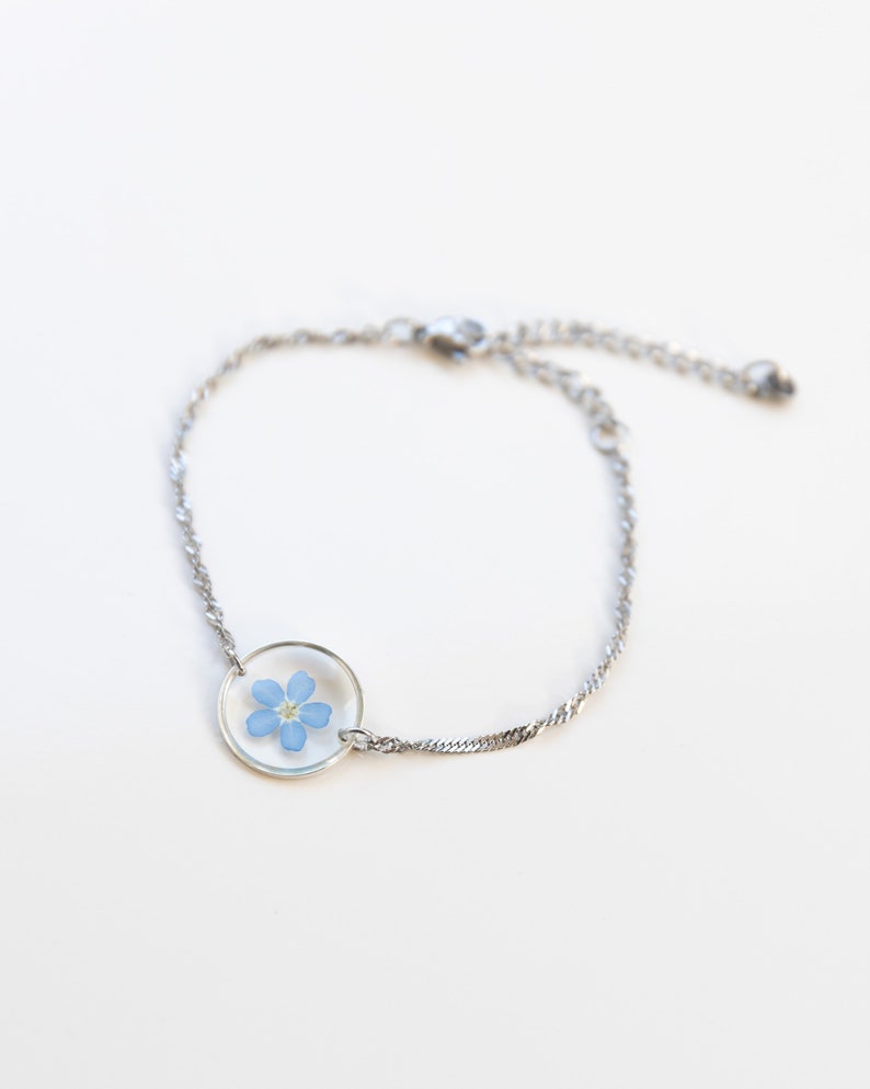 Vergissmeinnicht Schmuck Silbernes Armband mit Vergissmeinnicht Blüten in blau im runden Anhänger Detail handgemacht Verpackung verstellbar Freundschaftsarmband