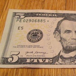 FANCY SERIAL number five dollar star error bill federal reserve note dollar series17 PE 02906885  * good shape