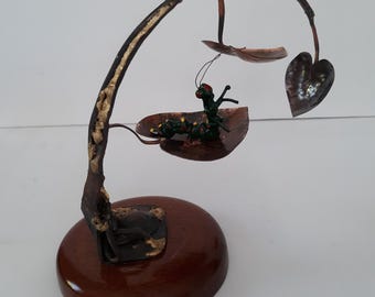 Escultura de oruga de cobre: Arte de insecto sobre hoja hecho a mano, firmado