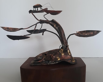 Escultura de cobre de Stan Silva "Insecto en una hoja n.º 4", hecha a mano en Maine.