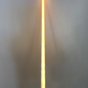 以下が含まれることがあります： 黒い柄の長い、細くて白いライトセーバー