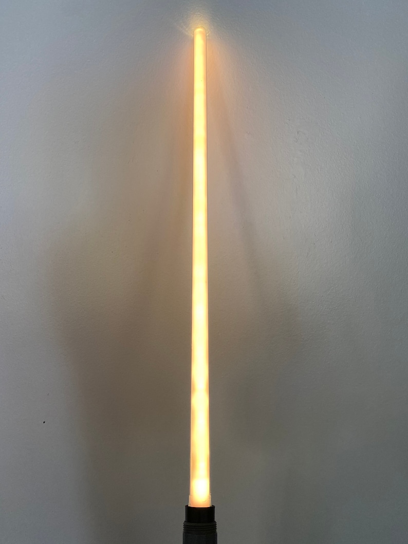 以下が含まれることがあります： 黒い柄の長い、細くて白いライトセーバー