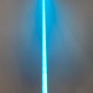 以下が含まれることがあります： 白い光刃を持つ青いライトセーバーのおもちゃ