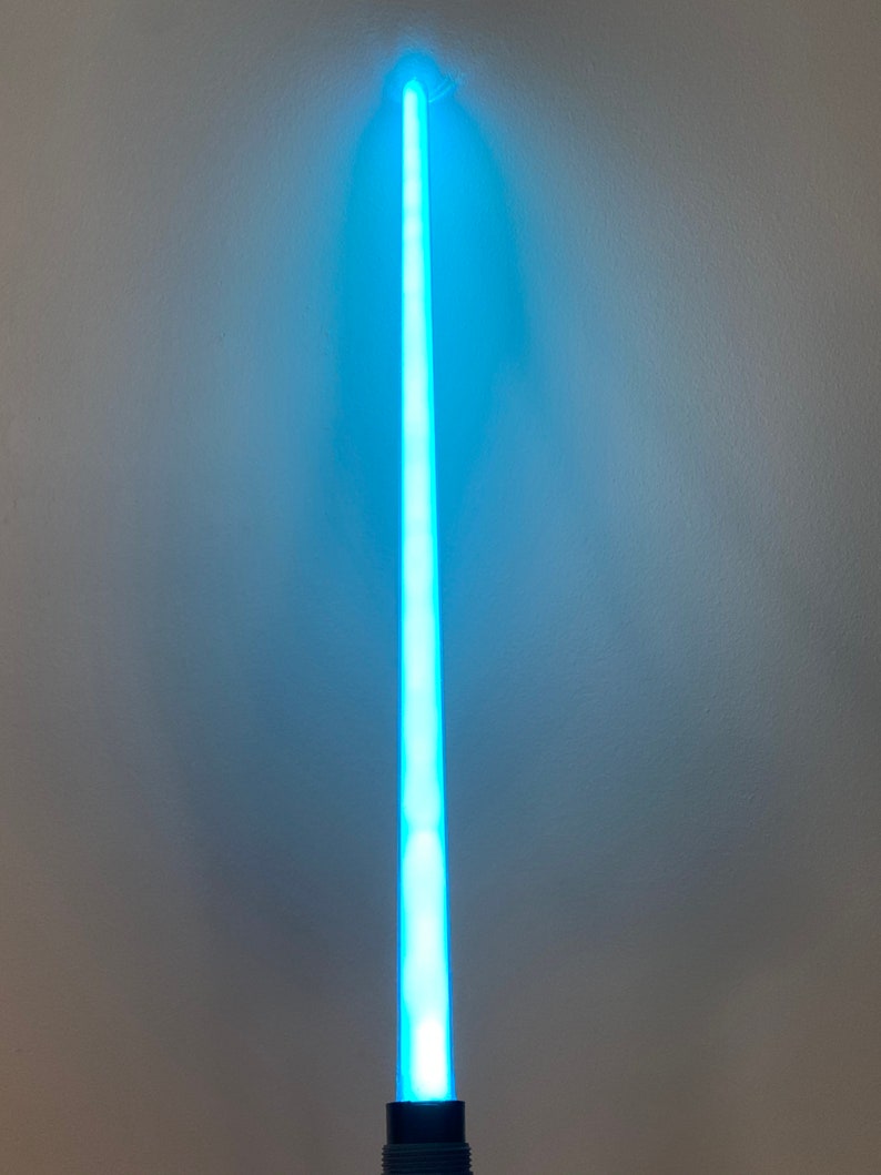 以下が含まれることがあります： 白い光刃を持つ青いライトセーバーのおもちゃ