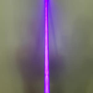 以下が含まれることがあります： 光る刃を持つ紫色のライトセーバーのおもちゃ