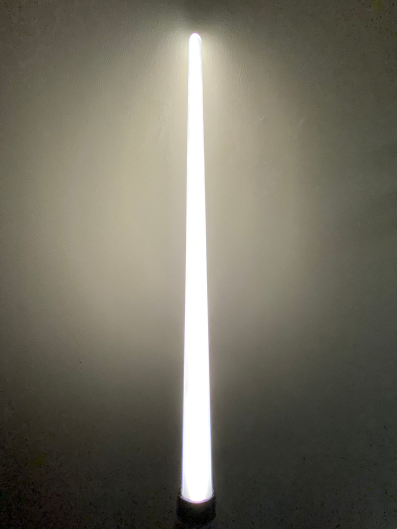 以下が含まれることがあります： 黒い柄の白いライトセーバー