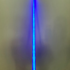 以下が含まれることがあります： 白い柄の青いライトセーバーのおもちゃ