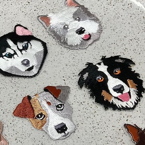 Peut inclure: Un ensemble de dix patchs brodés thermocollants représentant différentes races de chiens. Les patchs sont colorés et détaillés, avec des représentations réalistes de chaque race. Les patchs sont parfaits pour ajouter une touche personnelle aux vêtements, aux sacs ou à d'autres articles en tissu.