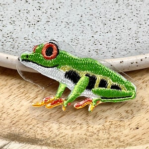 Aplique termocolante bordado de sapo-arborícola - Apliques de animais com adesivo termocolante - Aplique de sapo verde - Apliques de sapo infantil, sapo verde com olhos laranja