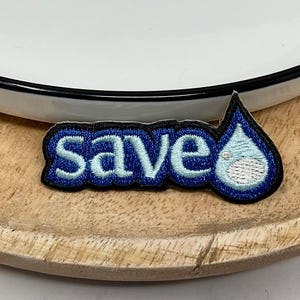SAVE WATER Bestickter Aufnäher zum Aufbügeln oder Aufnähen, Schriftzug, Liebeszitat, Ausdruck, Wort, Buchstaben, Wörter, Wärmekleber, Aufnäher, Applikation, Schmuck