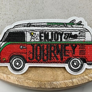 Peut inclure: Patch brodé rouge et blanc représentant un van Volkswagen vintage avec des planches de surf sur le toit. Le van porte l'inscription "ENJOY the JOURNEY" sur le côté.