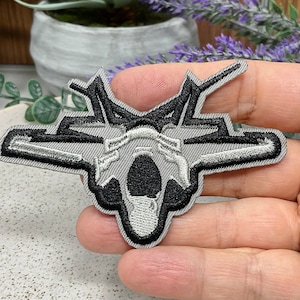 Geborduurd strijkbaar embleem met vliegtuigmotief, gevechtsvliegtuig badge, hittebestendig, vliegtuig reisversiering, leger, vlucht, vakantie, reizen