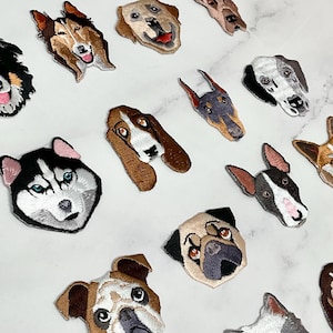 Könnte beinhalten: Eine Sammlung von gestickten Bügelbildern mit verschiedenen Hunderassen. Die Patches sind farbenfroh und detailliert, mit realistischen Darstellungen verschiedener Hunderassen, darunter ein Husky, ein Mops, eine Bulldogge und mehr.