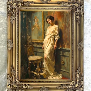 Può includere: Dipinto ad olio incorniciato in una cornice dorata ornata, raffigurante una donna in un abito color crema. L'opera d'arte mostra un interno classico con una sedia e un dipinto sul muro. La donna è appoggiata a un muro.