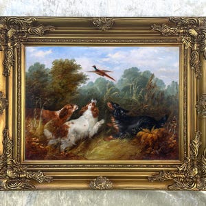 Könnte beinhalten: Antikes gerahmtes Gemälde, das drei Hunde auf einem Feld zeigt, die einen fliegenden Fasan betrachten. Das Gemälde hat einen goldenen, verzierten Rahmen und eine detaillierte Landschaft mit Bäumen und Laub.