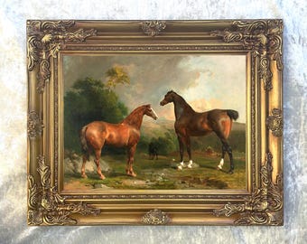 Cuadro al óleo enmarcado y ornamentado, impreso sobre lienzo, que representa a tres caballos en un paisaje rural.