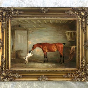 Impresión de pintura al óleo adornada enmarcada sobre lienzo de un caballo castaño en un establo