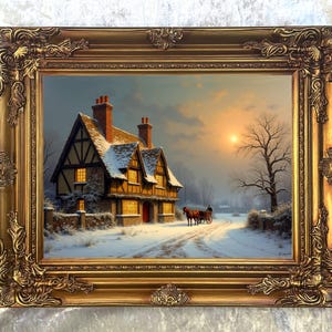 Op de afbeelding: Een schilderij in een gouden lijst toont een winters tafereel met een met sneeuw bedekt huisje en een paardenkoets. Het huisje heeft een met sneeuw bedekt dak en verlichte ramen. De sierlijke goudkleurige lijst versterkt de vintage esthetiek.