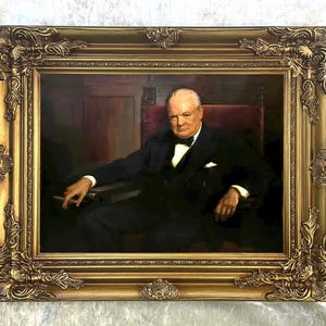 Magnífica reproducción de una pintura al óleo de Winston Churchill enmarcada con detalles dorados.