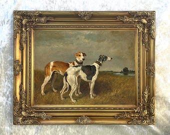Puede incluir: Pintura antigua enmarcada con dos galgos en un campo. Un perro es marrón y blanco, el otro es blanco y negro. La pintura está en un marco dorado ornamentado, con un fondo de paisaje.