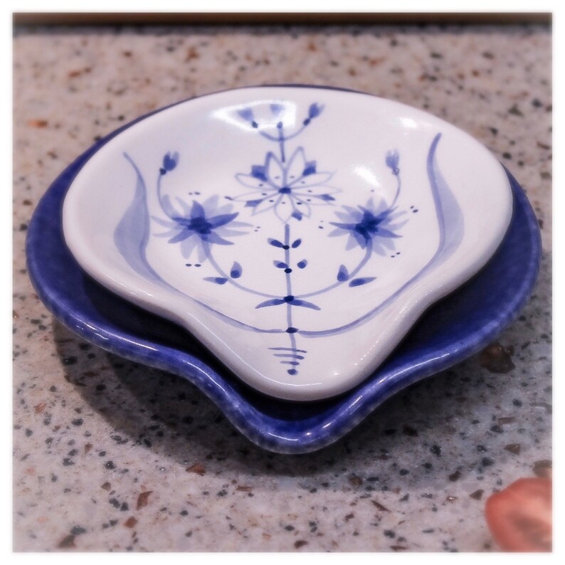 Spoon rest of white porcelain with blue painting Stellaria ready