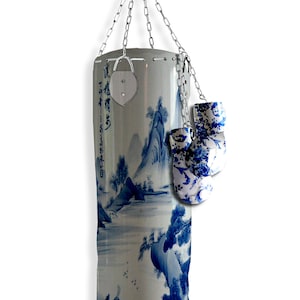 Levensgrote glasvezel Chinese porseleinen bokszak en -handschoenen sculptuur, 3G hedendaagse kunstsculptuur, 3D-bokstas hangend boven plafond
